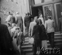 28.06.1956, Poznań, Poznańskie woj., Polska.
Protest poznańskich robotników. Manifestanci zgromadzeni przed wejściem do Domu Partii. Fotografie wykonane przez funkcjonariuszy UB w celu identyfikacji manifestantów.
Fot. NN, zbiory Ośrodka KARTA, udostępnił Grzegorz Braun.