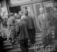 28.06.1956, Poznań, Poznańskie woj., Polska.
Protest poznańskich robotników. Manifestanci zgromadzeni przed wejściem do Domu Partii. Fotografie wykonane przez funkcjonariuszy UB w celu identyfikacji manifestantów.
Fot. NN, zbiory Ośrodka KARTA, udostępnił Grzegorz Braun