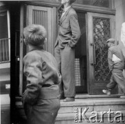 28.06.1956, Poznań, Poznańskie woj., Polska.
Protest pozańskich robotników. Manifestanci na schodach Domu Partii. Fotografie wykonane przez funkcjonariuszy UB w celu identyfikacji manifestantów.
Fot. NN, zbiory Ośrodka KARTA, udostępnił Grzegorz Braun