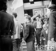 28.06.1956, Poznań, Poznańskie woj., Polska.
Protest poznańskich robotników. Manifestanci na schodach przed wejściem do Domu Partii. Fotografie wykonane przez funkcjonariuszy UB w celu identyfikacji manifestantów.
Fot. NN, zbiory Ośrodka KARTA, udostępnił Grzegorz Braun