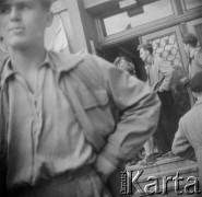 28.06.1956, Poznań, Poznańskie woj., Polska.
Protest poznańskich robotników. Manifestanci na schodach Domu Partii. Fotografie wykonane przez funkcjonariuszy UB w celu identyfikacji manifestantów.
Fot. NN, zbiory Ośrodka KARTA, udostępnił Grzegorz Braun