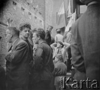 28.06.1956, Poznań, Poznańskie woj., Polska.
Protest poznańskich robotników. Manifestanci na schodach Domu Partii. Fotografie wykonane przez funkcjonariuszy UB w celu identyfikacji manifestantów.
Fot. NN, zbiory Ośrodka KARTA, udostępnił Grzegorz Braun