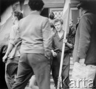 28.06.1956, Poznań, Poznańskie woj., Polska.
Protest poznańskich robotników. Manifestanci zgromadzeni przed wejściem do Domu Partii. Fotografie wykonane przez funkcjonariuszy UB w celu identyfikacji manifestantów.
Fot. NN, zbiory Ośrodka KARTA, udostępnił Grzegorz Braun
