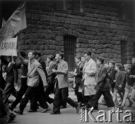 28.06.1956, Poznań, Poznańskie woj., Polska.
Protestujący robotnicy z transparentem: 