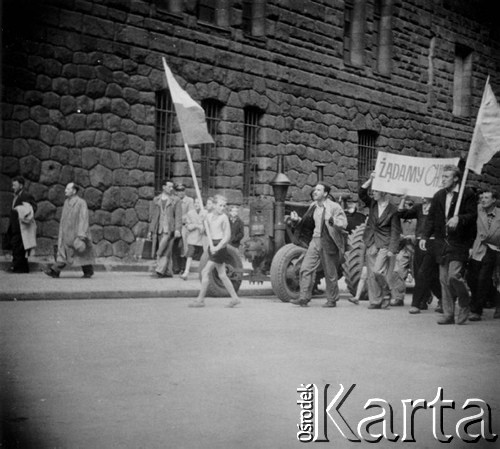 28.06.1956, Poznań, Poznańskie woj., Polska.
Protestujący robotnicy z transparentem: 