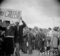 28.06.1956, Poznań, Poznańskie woj., Polska.
Protestujący robotnicy z transparentem: 