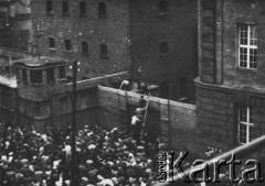 28.06.1956, Poznań, Polska.
Manifestanci opanowują centralne wiezienie przy ulicy Młyńskiej, godz. 9.30-11.
Fot. NN, zbiory Ośrodka KARTA, udostępnił Grzegorz Braun.