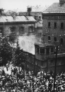 28.06.1956, Poznań, Polska.
Manifestanci opanowują centralne wiezienie przy ulicy Młyńskiej, godz. 9.30-11.
Fot. NN, zbiory Ośrodka KARTA, udostępnił Grzegorz Braun.