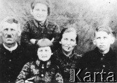 Marzec 1943, Szawat, Uzbecka SRR, ZSRR.
Rodzina Stanisławy Oleszkiewicz (u góry) - jej rodzice, brat Józef i najmłodsza siostra Anna, podczas pobytu na zesłaniu.
Fot. NN, zbiory Ośrodka KARTA, udostępniła Lucyna Mazurek