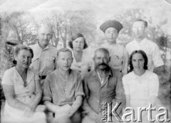 1944, Szabbas, Kara-Kałpacka ASRR, ZSRR.
Pracownicy szabbaskiego rejonowego kombinatu. Siedzą od lewej: Raisa Dawidowna Osipowa, ekonomistka; Mikołaj Mikołajewicz Golikow, główny księgowy; Ibrachim Nurmadre, dyrektor; Roza Dawidowna Samorodnicka, księgowa; stoją od lewej: kierownik magazynu Kargajew, Aleksandra Nikołajewna Girt, księgowa; rachmistrz Kargajew, syn; Jurij Wimer, księgowy.
Fot. NN, zbiory Ośrodka KARTA, udostępniła Lucyna Mazurek.