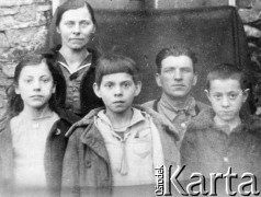 1946, ZSRR.
Polska rodzina przed powrotem z zesłania do kraju.
Fot. NN, zbiory Ośrodka KARTA, udostępniła Zofia Roth