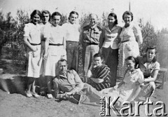 1945, Jamnagar-Balachadi, Indie.
Grono nauczycielskie i wychowawcze: w środku ks. Franciszek Pluta (kierownik zakładu wychowawczego dzieci), (1) pani Czerwiowska, (2) pani Styczyńska, (3) pani Wronko, (4) pani Płatek, (5) pan Wronko.
Fot. NN, zbiory Ośrodka KARTA, udostępniła Alicja Zofia Łoś