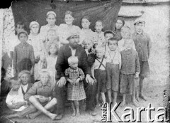 1941, Dżetygara, Kustanajska obł., Kazachstan, ZSRR.
Dzieci z rodziny Łosiów, Gałdynów oraz gajowy p. Kadlewicz i kilkoro Kazachów.
Fot. NN, zbiory Ośrodka KARTA, udostępniła Alicja Zofia Łoś