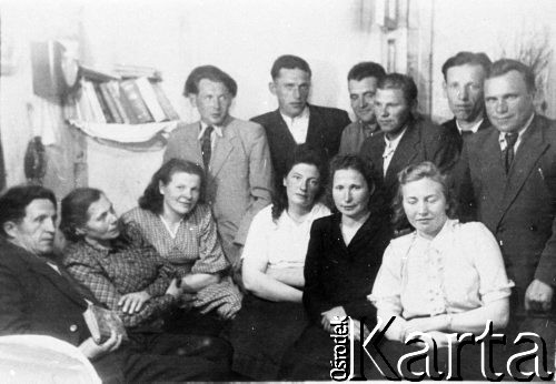 1955, Magadan, Kołyma, ZSRR.
Polonia magadańska, na dole od lewej siedzą: Andrzej Mackiewicz, Nela Kozak-Mackiewicz, Helena Baturzycka-Jatkiewicz, Jadwiga Szmigiero, Adela Merlak, Czesław Szajewska-Jacewicz; górny rząd: Stanisław Jachiewicz, NN, Stanisław Krzywicki, Stanisław Nowicki, Anatol Jatkiewicz, Witold Szmigiero; zdjęcie wykonano latem 1955 r.
Fot. NN, zbiory Ośrodka KARTA, udostępniła Jadwiga Szmigiero