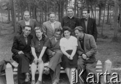 Październik 1955, Chabarowsk, Chabarowski Kraj, ZSRR.
Polacy wracający z Kołymy do kraju; siedzą od lewej: Alfons Bartoś, Maria Milewicz, Witold Szmigiero, Jadwiga Szmigiero, Stanisław Pawliszyn; stoją od lewej: Stanisław Nowicki, Władysław Lak, reszta nierozpoznana.
Fot. NN, zbiory Ośrodka KARTA, udostępniła Jadwiga Szmigiero