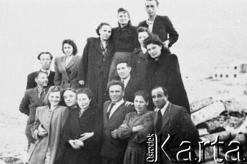 1955, okolice Magadanu, Kołyma, ZSRR.
Polonia magadańska nad zatoką Nagajewo, dolny rząd od lewej: Helena Jatkiewiczowa, NN, Adela Merlak, Witold Szmigiero, NN, NN; środkowy rząd: czwarta - Jadwiga Szmigiero; górny rząd: Tolek Jatkiewicz, Józefa Nosowiczowa, Aniela Kopisto, NN, NN.
Fot. NN, zbiory Ośrodka KARTA, udostępniła Jadwiga Szmigiero