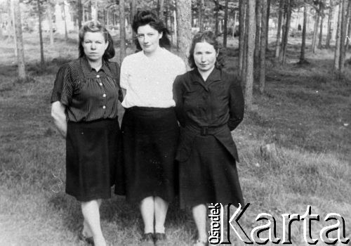 1955, okolice Magadanu, Kołyma, ZSRR.
Stoją od lewej: Maria Milewicz, Jadwiga Szmigiero, Adela Merlak.
Fot. NN, zbiory Ośrodka KARTA, udostępniła Jadwiga Szmigiero