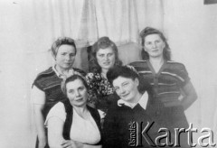 1955, Magadan, Kołyma, ZSRR.
Polki zwolnione z łagrów, siedzą od lewej: Helena (Nela) Kozak-Mackiewiczowa, Jadwiga Szmigiero, stoją od lewej: Alina Kopisto, Helena Jatkiewiczowa, Krystyna Zajączowska-Rudnicka.
Fot. NN, zbiory Ośrodka KARTA, udostępniła Jadwiga Szmigiero.