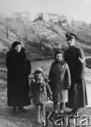 Lata 30-te, Wilno, Polska.
Nad rzeką Wilejką: Wiktor Kostrubiec (żołnierz KOP, zamordowany w Ostaszkowie) z córkami Wandą i Urszulą oraz żoną Aleksandrą.
Fot. NN, zbiory Ośrodka KARTA, Urszula Sztandera (AW - II/1984)