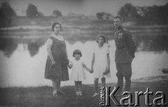 1929, Polska.
Nad Niemnem: Wiktor Kostrubiec (żołnierz KOP, zamordowany w Ostaszkowie) wraz z rodziną - żoną Aleksandrą i córkami: Urszulą i Marią.
Fot. NN, zbiory Ośrodka KARTA, Urszula Sztandera