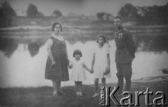 1929, Polska.
Wiktor Kostrubiec (żołnierz Korpusu Ochrony Pogranicza, zamordowany w Ostaszkowie) z żoną Aleksandrą i córkami Urszulą i Wandą, w tle rzeka Niemen.
Fot. NN, zbiory Ośrodka KARTA, udostępniła Urszula Sztandera.

