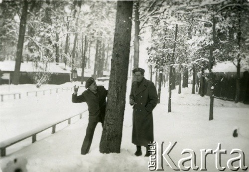 10.02.1947, Wielka Brytania.
Dwaj mężczyźni w mundurach, podpis na odwrocie: 