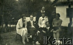 Przed 1939, województwo lwowskie, Polska.
Grupa osób przed chatą, na ziemi siedzi Stanisław Kucharzów (zginął w Katyniu).
Fot. NN, zbiory Ośrodka KARTA, kolekcja Zofii Kucharzów [AW III/154]