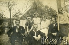 Przed 1939, województwo lwowskie, Polska.
Grupa osób w sadzie, na zdjęciu m.in. Stanisław Kucharzów (zginął w Katyniu) i Józef Łuczko.
Fot. NN, zbiory Ośrodka KARTA, kolekcja Zofii Kucharzów [AW III/154]