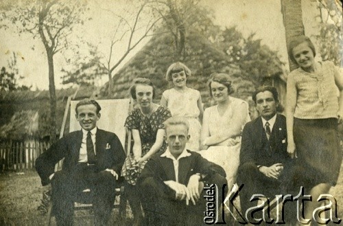 Przed 1939, województwo lwowskie, Polska.
Grupa osób w sadzie, na zdjęciu m.in. Stanisław Kucharzów (zginął w Katyniu) i Józef Łuczko.
Fot. NN, zbiory Ośrodka KARTA, kolekcja Zofii Kucharzów [AW III/154]