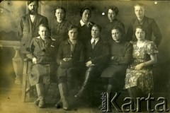 Po 1941, ZSRR.
Grupa Polaków deportowanych do ZSRR, pierwsza z prawej siedzi Zofia Kucharzów, deportowana z Trembowli w 1941 r., przebywała na zesłaniu w Mary do roku 1944.
Fot. NN, zbiory Ośrodka KARTA, kolekcja Zofii Kucharzów [AW III/154]