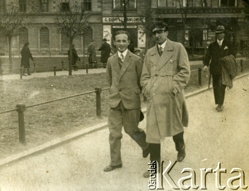 Przed 1939, Lwów, Polska.
Stanisław Kucharzów (z prawej, zginął w Katyniu) i Józef Łuczko (pierwszy z lewej).
Fot. NN, zbiory Ośrodka KARTA, kolekcja Zofii Kucharzów [AW III/154]