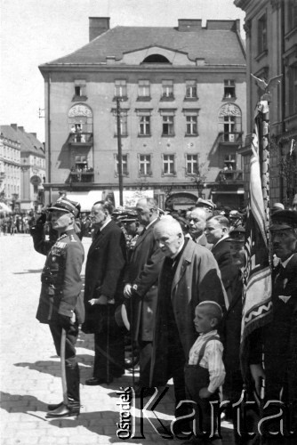 Lata 30., Kalisz, woj. łódzkie, Polska.
Pierwszy z lewej stoi pułkownik Jarosław Okulicz-Kozaryn, dowódca 29 pułku Strzelców Kaniowskich, za nim starosta kaliski Ostaszewski.
Fot. NN, kolekcja Jarosława Okulicza-Kozaryna, zbiory Ośrodka KARTA