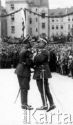 31.05.1936, Kalisz, woj. łódzkie, Polska.
Wręczanie odznaczenia pułkownikowi Jarosławowi Okuliczowi-Kozarynowi przez generała Wiktora Thommee.
Fot. NN, kolekcja Jarosława Okulicza-Kozaryna, zbiory Ośrodka KARTA