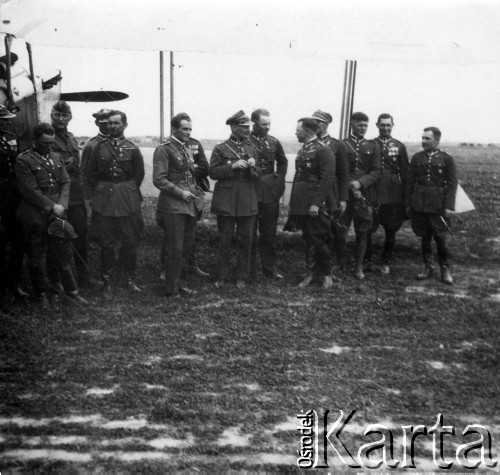 1929, brak miejsca.
Szósty z lewej stoi gen. Michał Tokarzewski-Karaszewicz, za nim pułkownik Jarosław Okulicz-Kozaryn.
Fot. NN, kolekcja Jarosława Okulicza-Kozaryna, zbiory Ośrodka KARTA