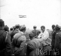 1929, brak miejsca.
Grupa oficerów na lotnisku.
Fot. NN, kolekcja Jarosława Okulicza-Kozaryna, zbiory Ośrodka KARTA