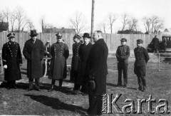 Lata 30., Kalisz, woj. łódzkie, Polska.
Trzeci z lewej stoi pułkownik Jarosław Okulicz-Kozaryn, dowódca 29 pułku Strzelców Kaniowskich, na pierwszym planie (z kapeluszem w ręku) stoi starosta kaliski Ostaszewski.
Fot. NN, kolekcja Jarosława Okulicza-Kozaryna, zbiory Ośrodka KARTA