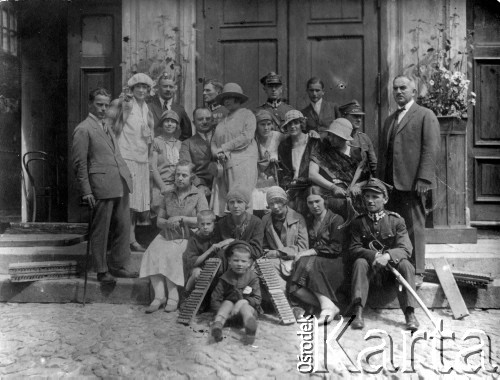 1926, Inowrocław, Polska.
Grupa kuracjuszy, na górze trzeci z lewej stoi Jarosław Okulicz-Kozaryn.
Fot. NN, kolekcja Jarosława Okulicza-Kozaryna, zbiory Ośrodka KARTA