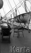 1918, brak miejsca.
Łodzie ratunkowe na burcie statku.
Fot. NN, kolekcja Jarosława Okulicza-Kozaryna, zbiory Ośrodka KARTA