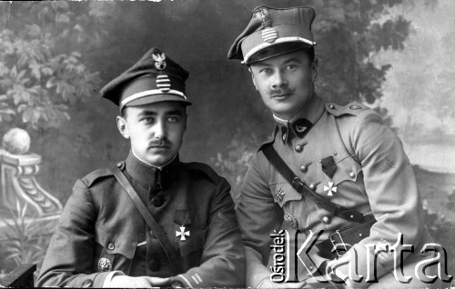 1918-1919, brak miejsca.
Porucznik Józef Sierociński i major Jarosław Okulicz-Kozaryn (z prawej) z misji wojskowej generała Hallera na Syberii; obydwaj oficerowie są odznaczeni krzyżem św. Jerzego, najwyższym rosyjskim odznaczeniem za odwagę na polu walki.
Fot. NN, kolekcja Jarosława Okulicza-Kozaryna, zbiory Ośrodka KARTA