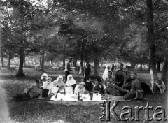 Kwiecień-maj 1915, Śniadowo.
Lotnicy 1 Armiejskiej eskadry przy XII armii gen. Plewego, drugi z prawej leży porucznik Jarosław Okulicz-Kozaryn, trzeci z prawej siedzi sztabskapitan W. Uszakow, dowódca eskadry, czwarty to sztabskapitan Klembowski.
Fot. NN, kolekcja Jarosława Okulicza-Kozaryna, zbiory Ośrodka KARTA