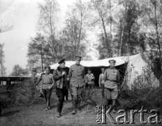 1915, brak miejsca.
Lotnicy rosyjscy, drugi z lewej idzie sztabskapitan W. Uszakow, w głębi porucznik Jarosław Okulicz-Kozaryn.
Fot. NN, kolekcja Jarosława Okulicza-Kozaryna, zbiory Ośrodka KARTA
