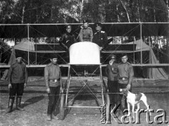 Kwiecień-maj 1915, Śniadowo.
Lotnicy 1 Armiejskiej eskadry XII armii gen. Plewego, w kabinie samolotu siedzą od prawej: dowódca eskadry sztabskapitan W. Uszakow i porucznik Jarosław Okulicz-Kozaryn.
Fot. NN, kolekcja Jarosława Okulicza-Kozaryna, zbiory Ośrodka KARTA