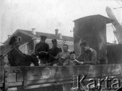 1915, Łomża.
Transport wojskowy w drodze ze Śniadowa do Mitawy, z lewej siedzi dowódca 1 Armiejskiej eskadry XII armii gen. Plewego, sztabskapitan W. Uszakow, w hamaku sztabskapitan Klembowski, pierwszy z prawej porucznik Biełow, za nim porucznik Jarosław Okulicz-Kozaryn.
Fot. NN, kolekcja Jarosława Okulicza-Kozaryna, zbiory Ośrodka KARTA