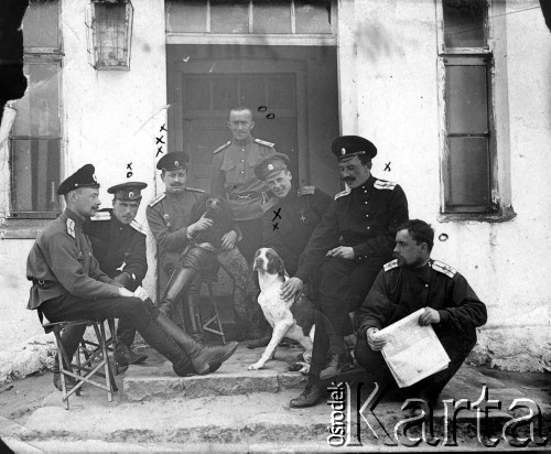1915, brak miejsca.
Lotnicy rosyjscy, od lewej: porucznik Jarosław Okulicz-Kozaryn, kornet Chomicz, sztabskapitan Klembowski, stoi Katielnikow, praporszczyk hrabia I. Orłow, sztabskapitan W. Uszakow, porucznik Biełow.
Fot. NN, kolekcja Jarosława Okulicza-Kozaryna, zbiory Ośrodka KARTA