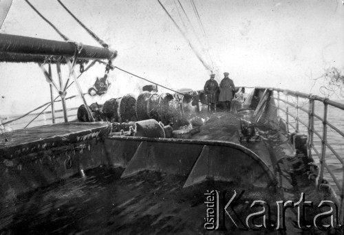 Styczeń 1919, brak miejsca.
Podróż przedstawicieli Polskiej Misji Wojskowej z Honolulu do Władywostoku, z lewej stoi porucznik Józef Sierociński.
Fot. Jarosław Okulicz-Kozaryn, zbiory Ośrodka KARTA