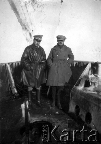 Styczeń 1919, brak miejsca.
Podróż przedstawicieli Polskiej Misji Wojskowej z Honolulu do Władywostoku, z lewej stoi porucznik Józef Sierociński.
Fot. Jarosław Okulicz-Kozaryn, zbiory Ośrodka KARTA