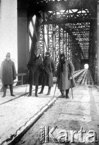 1919, Syberia, Rosja.
Żołnierze V Dywizji Strzelców Syberyjskich na moście kolejowym.
Fot. Jarosław Okulicz-Kozaryn, zbiory Ośrodka KARTA