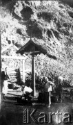 1919, Syberia, Rosja.
Kobiety i dzieci z wiadrami.
Fot. Jarosław Okulicz-Kozaryn, zbiory Ośrodka KARTA