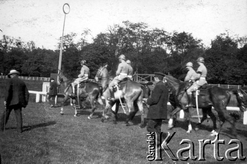 1918, Francja.
Przegląd oddziału kawalerii na hipodromie.
Fot. Jarosław Okulicz-Kozaryn, zbiory Ośrodka KARTA 

