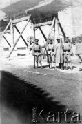 1918, Chiny.
Przed bramą prowadzącą do świątyni, między żołnierzami chińskimi, stoi szef Polskiej Misji Wojskowej na Syberii major Jarosław Okulicz-Kozaryn.
Fot. NN. kolekcja Jarosława Okulicza-Kozaryna, zbiory Ośrodka KARTA